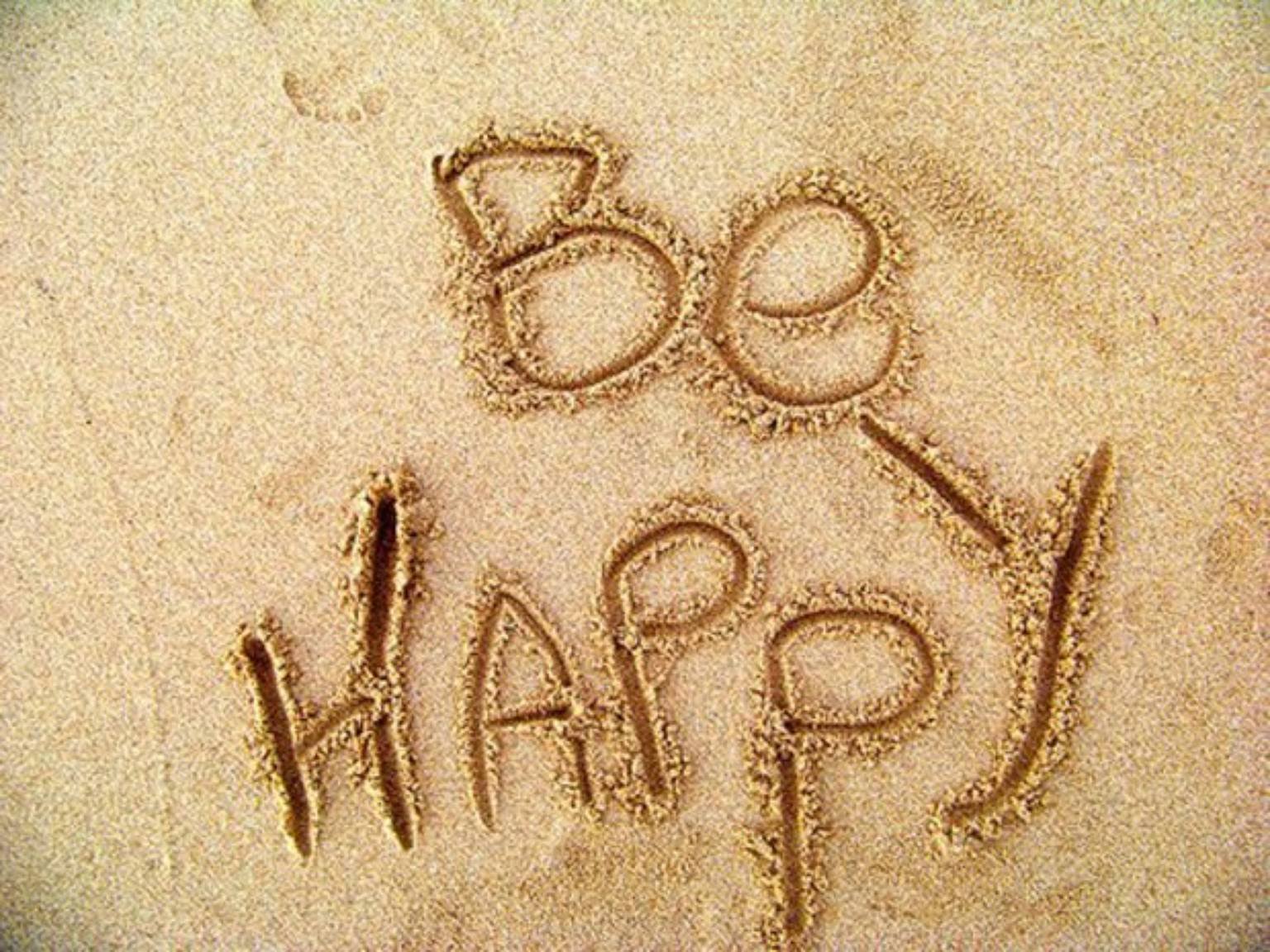Обои все будет хорошо. Счастье картинки. Надпись на песке счастье. Счастье есть надпись на песке. Счастье есть картинки.