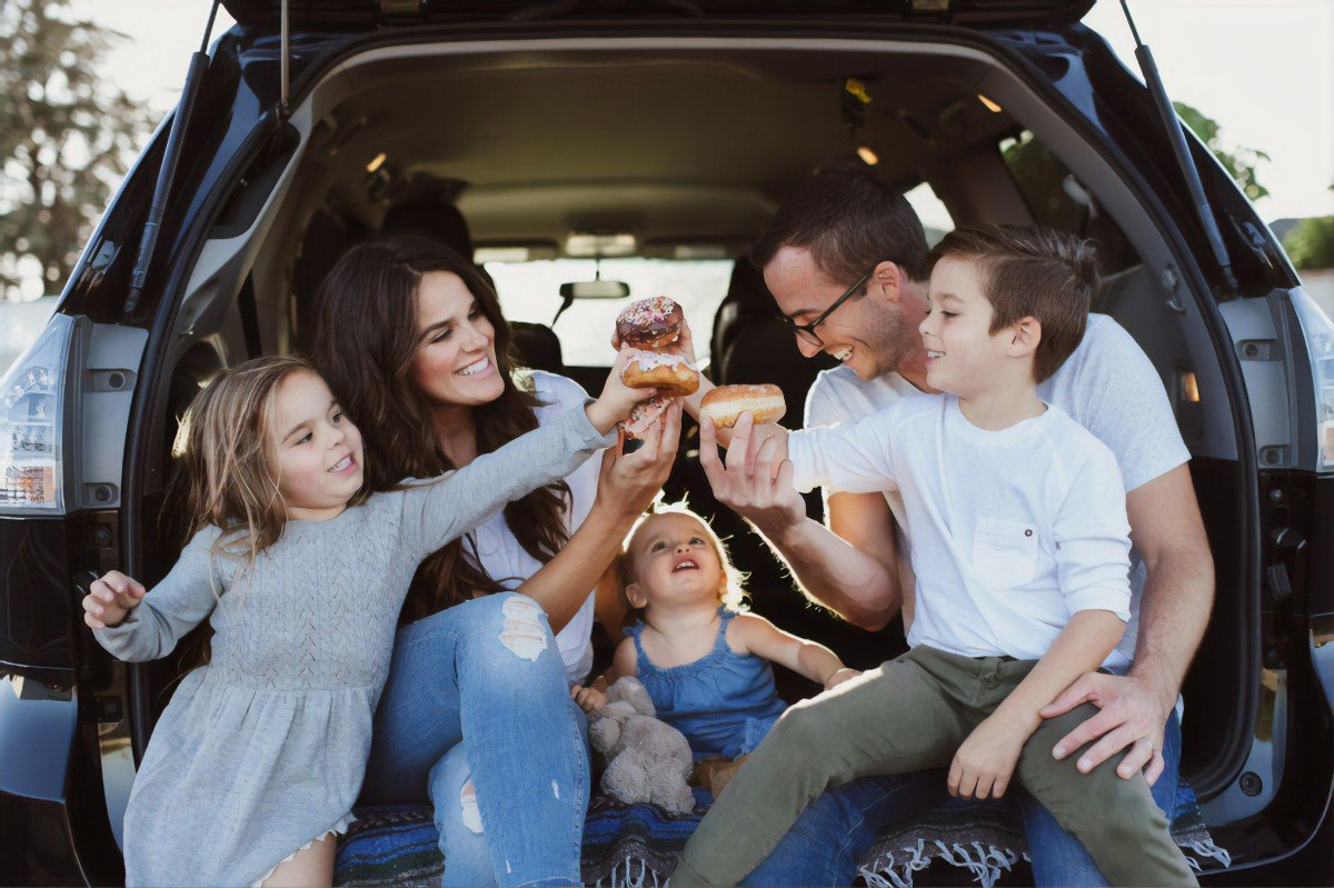 Автокредит семейный автомобиль. Семья в машине. Счастливая семья на автомобиле. Семейный транспорт. Красивые семейные машины.