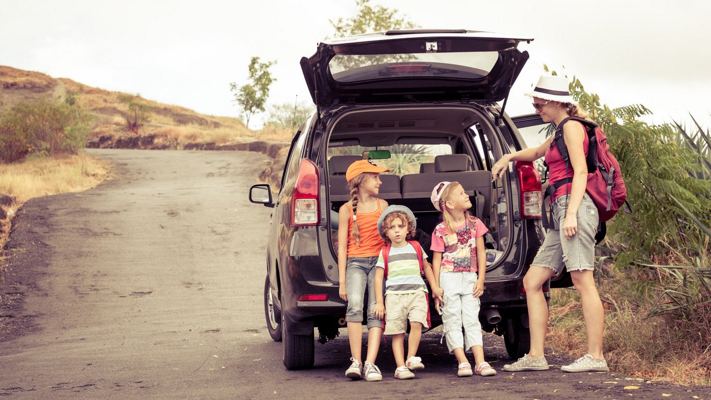 Путешествие с семьей. Путешествие с детьми. Семья путешествует. Путешествие на машине.