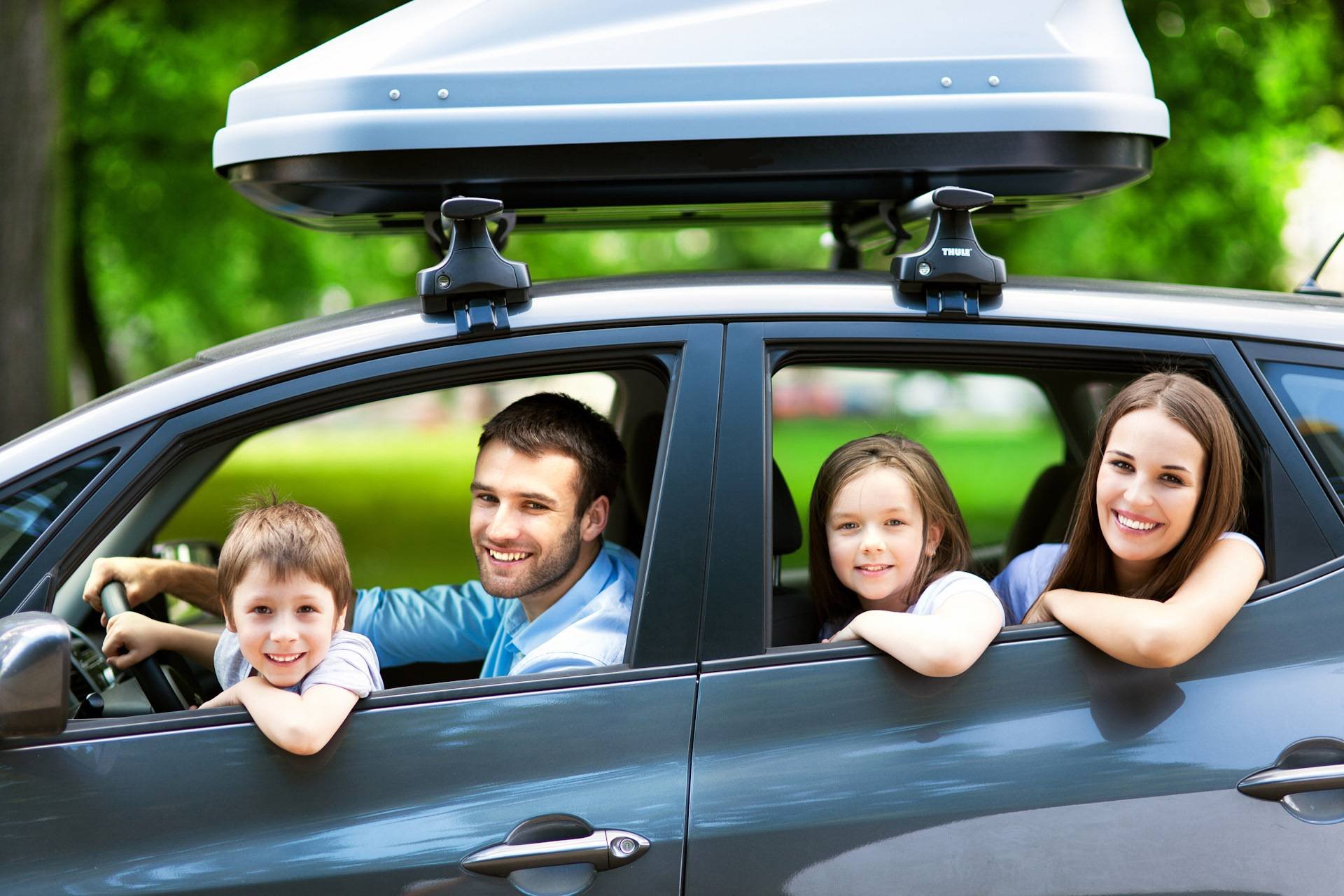 В большую семью большую машину. Семейная машина. Семья с автомобилем. Машина для путешествий семьей. Путешествие с семьей.