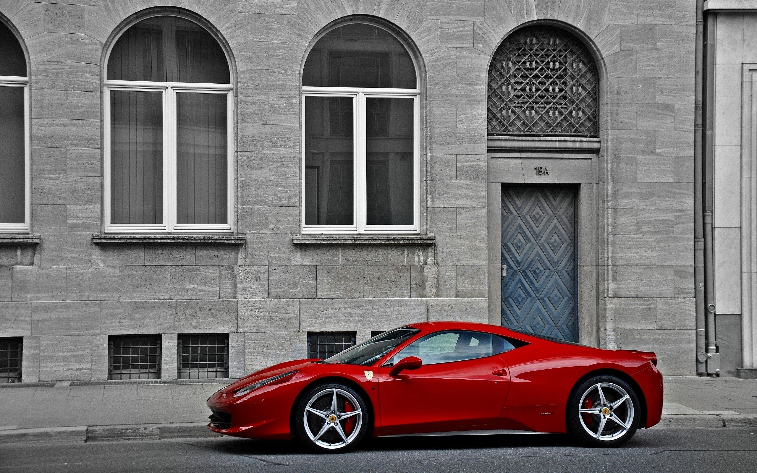 Красно серая машина. Красная Феррари 458. Ferrari 458 Italia красная. Ferrari 458 Italia белая. Феррари красная купе.