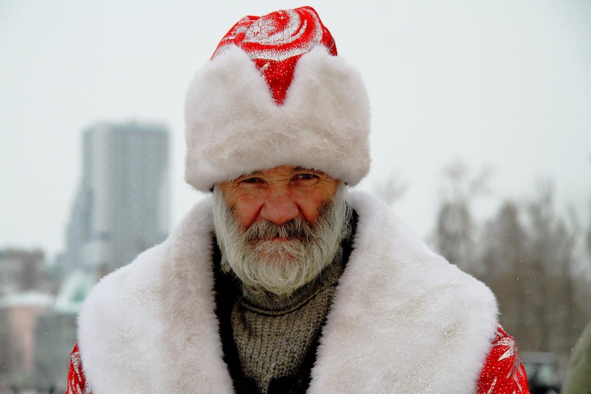 Русский колпак. Мурмолка Боярская шапка. Шапка Деда Мороза. Мужчина в шапке Деда Мороза. Дед Мороз в ушанке.