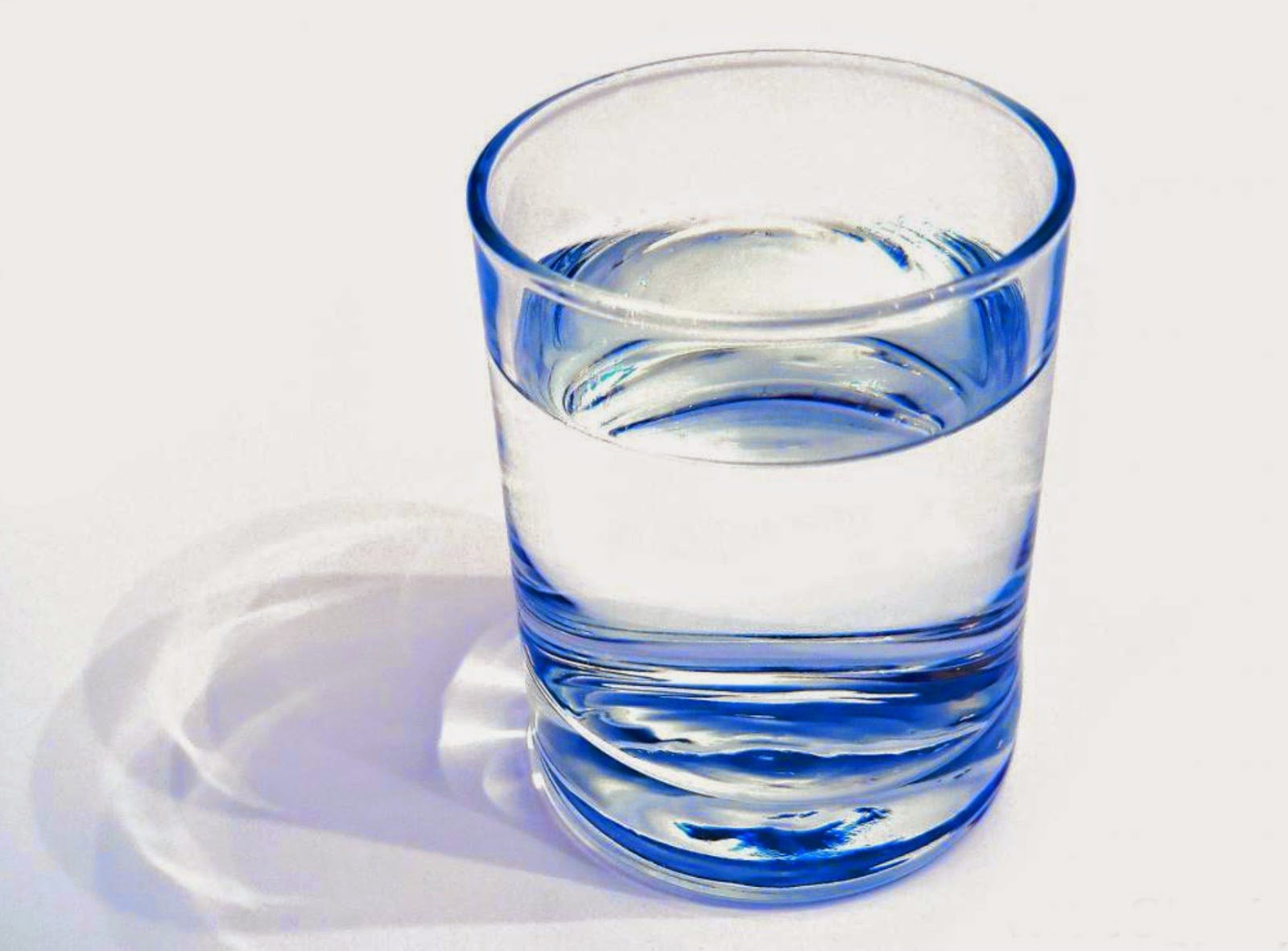 Налей полстакана воды. Стакан воды. Прозрачная вода в стакане. Стаканчик с водой. Стакан воды на белом фоне.
