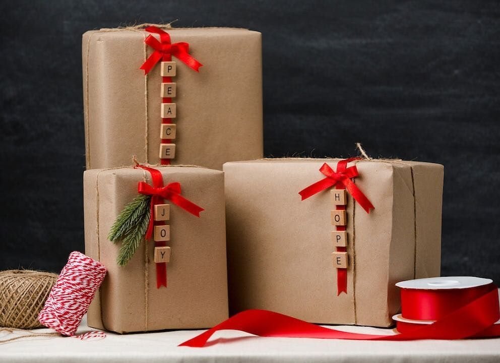 Как можно оформить подарки. Подарки и упаковка. Упаковка новогодних подарков. Красивая упаковка подарков. Упаковка подарков на новый год.
