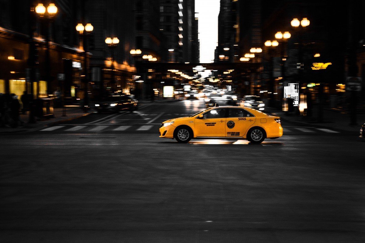 Желтая машина в городе. Такси ночной город. Желтая машина на фоне города. Машина в ночном городе. Take car taxi