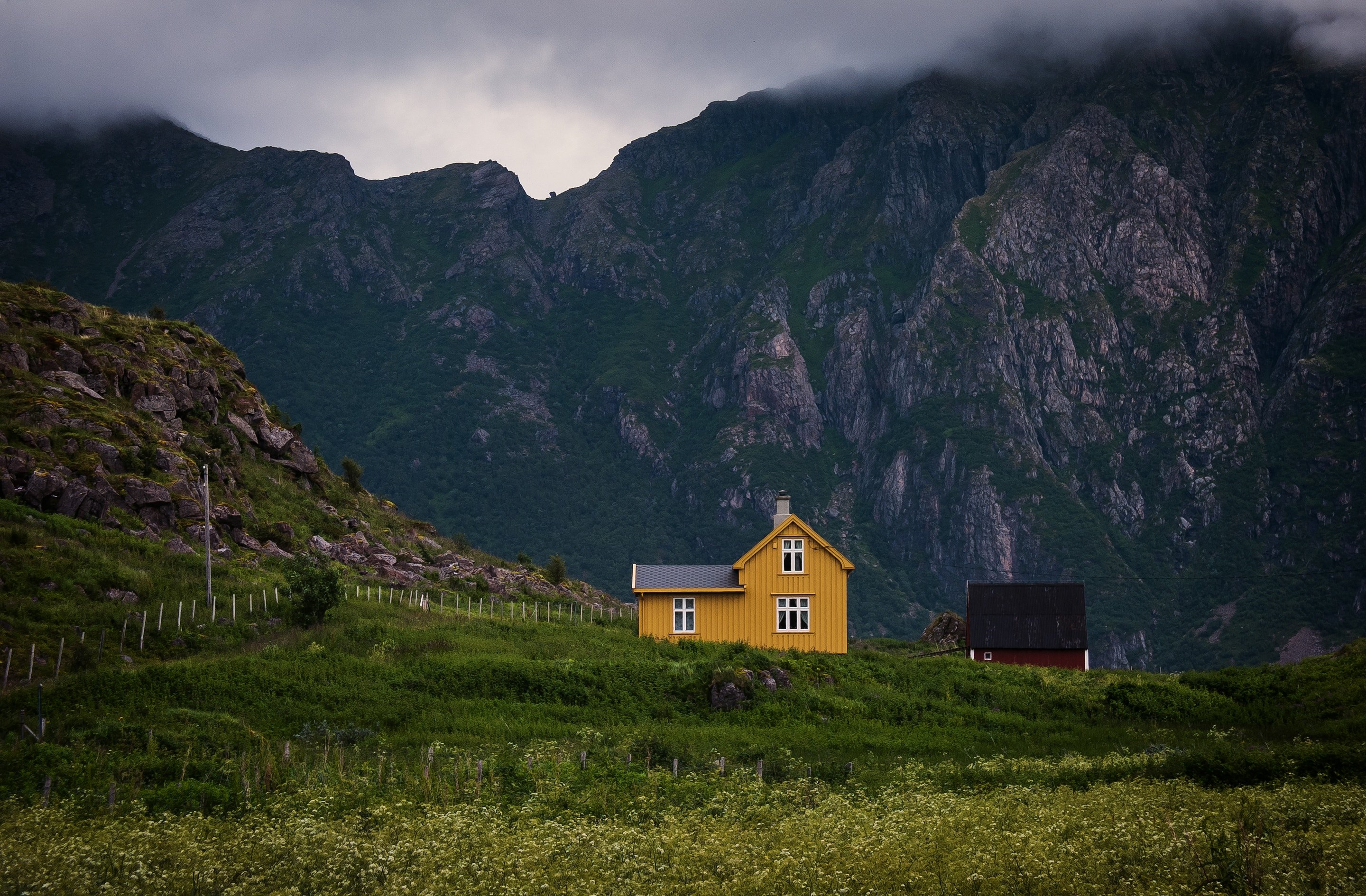Одинокий дом в горах Швейцарии. Домик у подножья горы Норвегия. Домик интроверта Исландия. Дом у подножья горы Бен Невис.