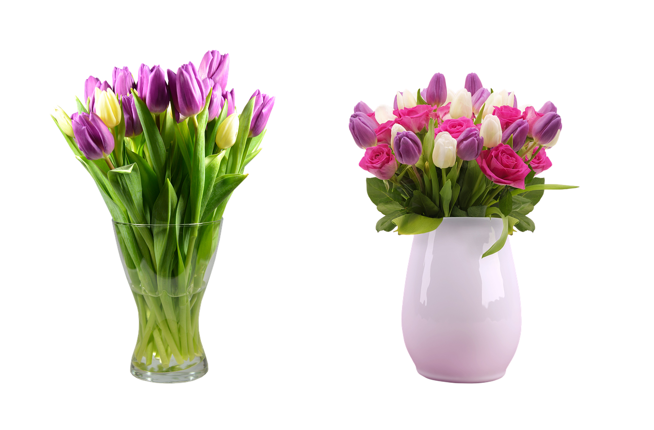 Розы и тюльпаны в одной вазе. Фрезия. Цветы в вазе. Ваза с тюльпанами. Тюльпаны в прозрачной вазе.