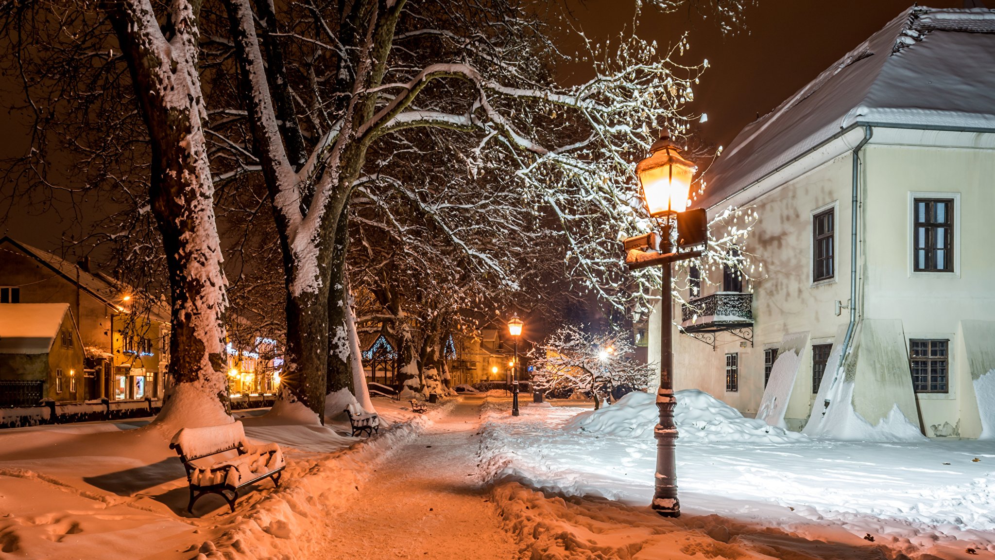 Город снег вечер. Зимняя улица. Зимний вечер в городе. Ночной зимний город. Улица зимой вечером.