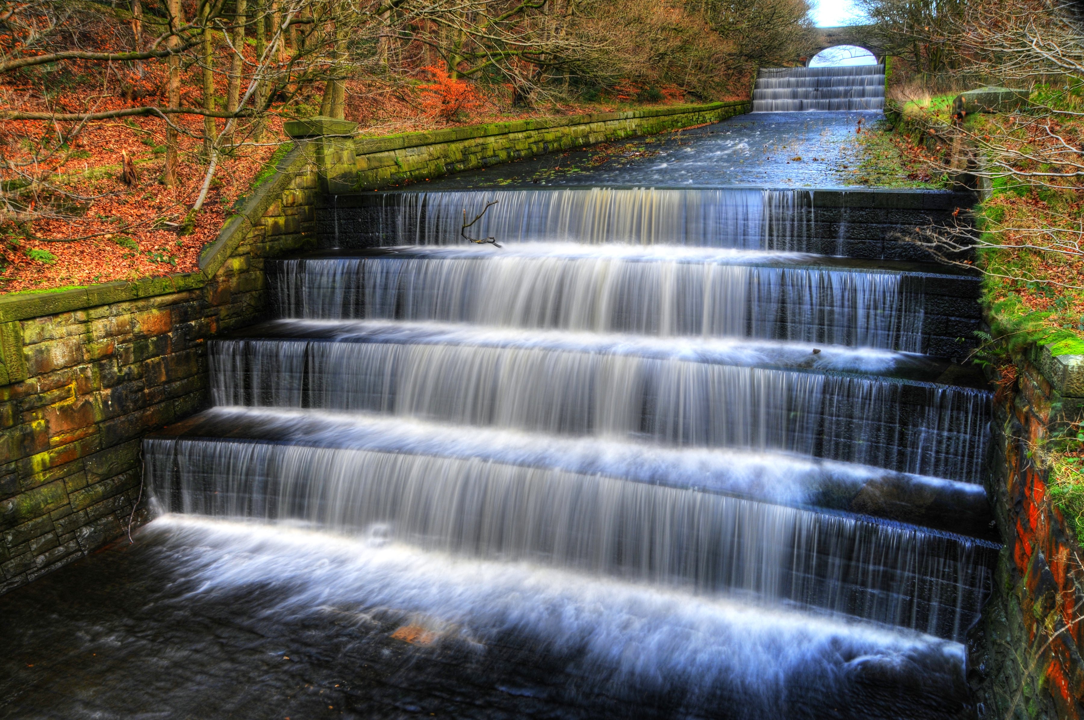 Водопад по другому. Англия.Yarrow Valley Park. Парк Бельвиль водопады. Каскад водопадов. Англия каскадный водопад.