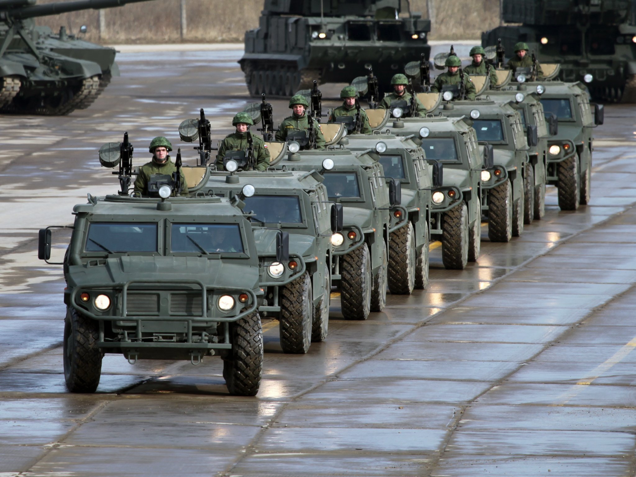 Много военных машин. Бронеавтомобиль тигр ВДВ. Колонна бронеавтомобилей тигр.