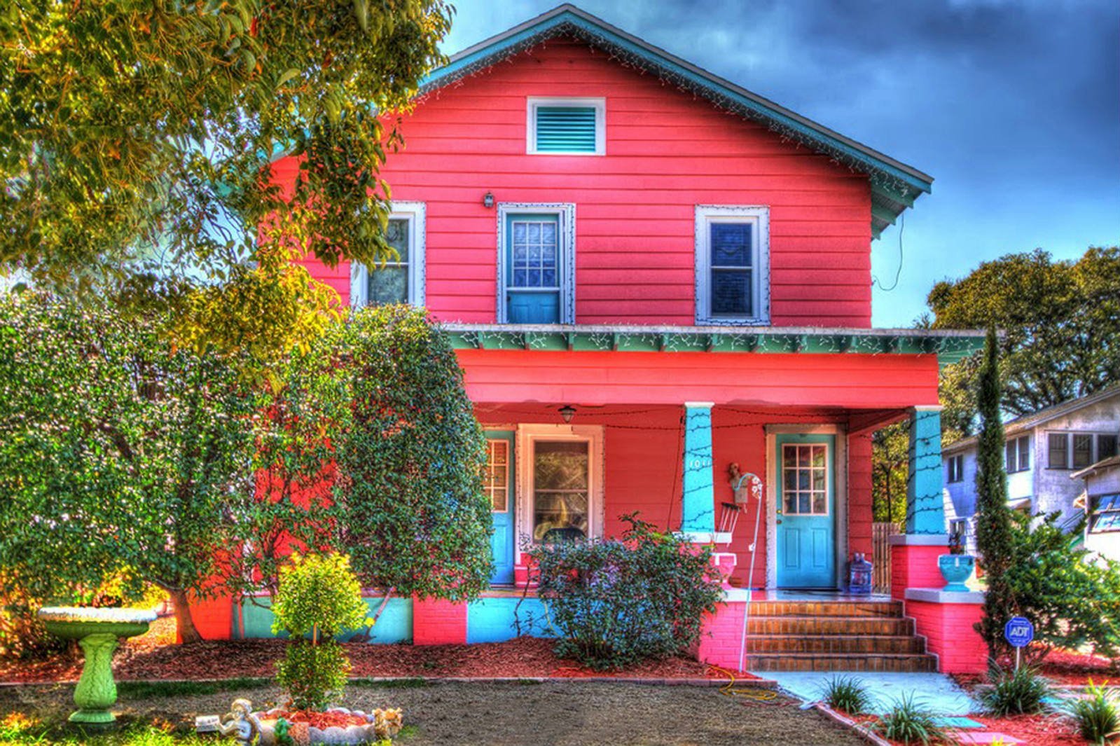 Дом с цветами розовый. Радужный дом в Вудстоке. Яркие фасады домов. Разноцветный дом. Цветные домики.