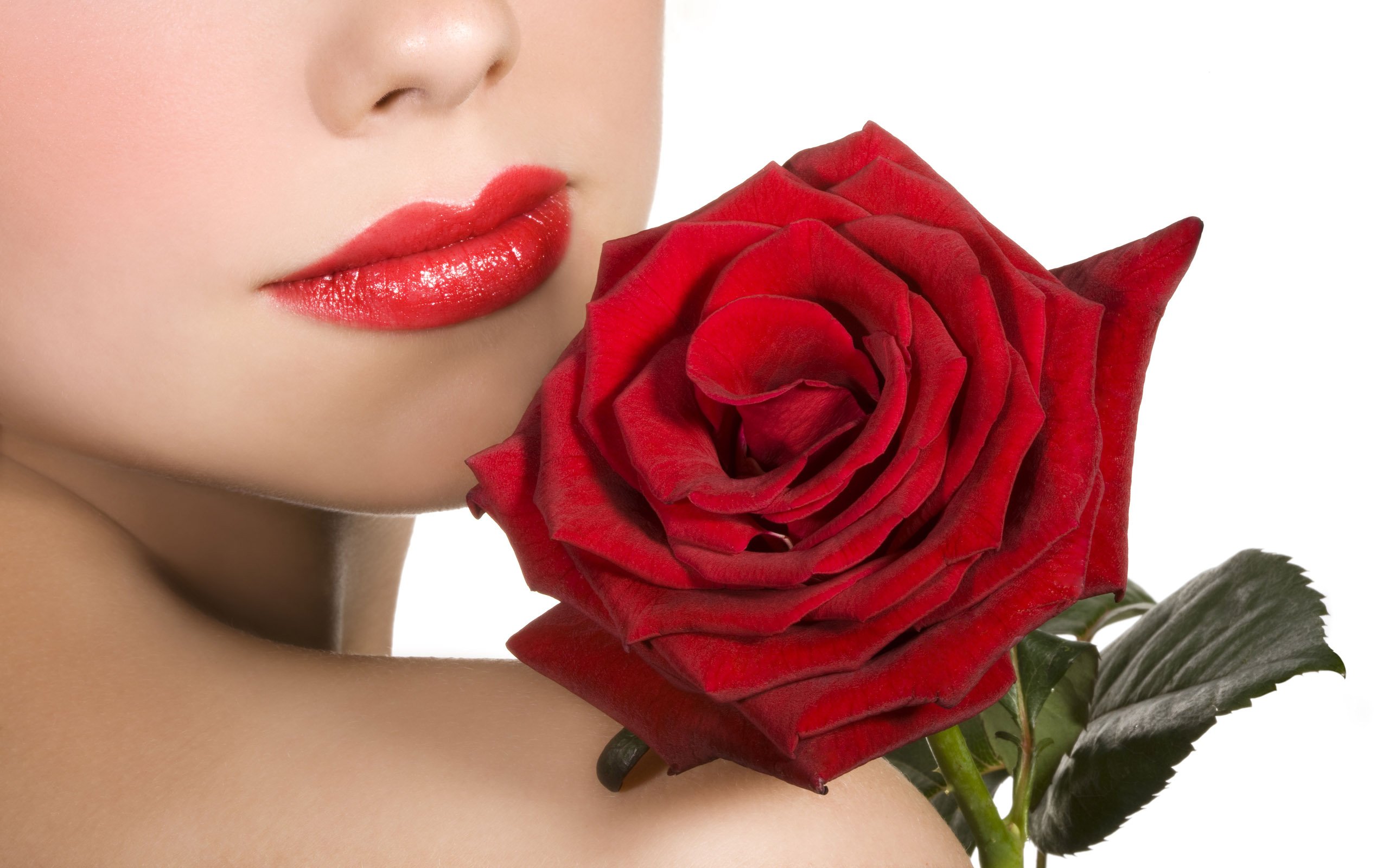 Девушка с розой. Девушка с красными розами. Девушка с цветком. Фотосессия с розами. Женская розочка
