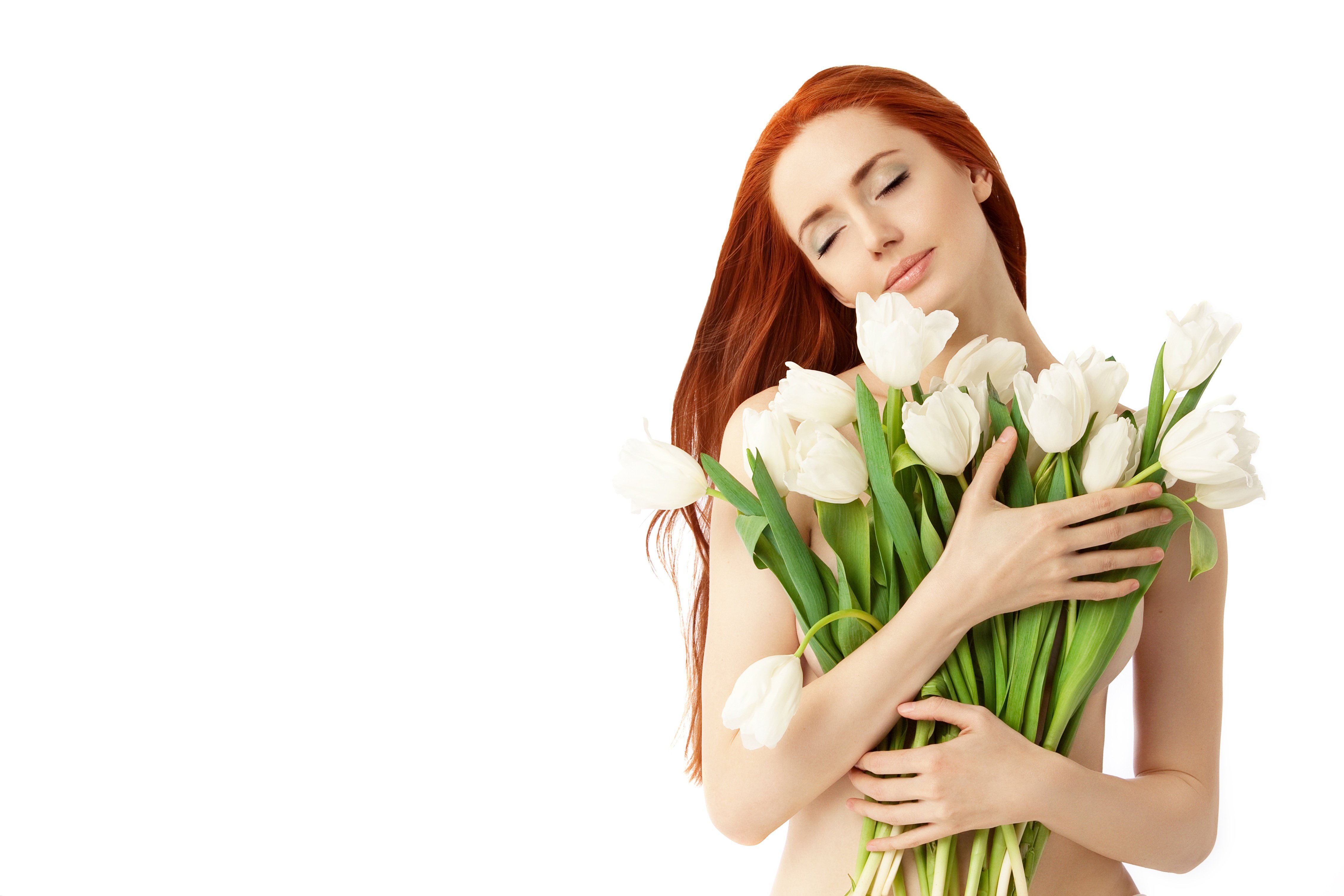 Женщина с букетом тюльпанов. Девушка с тюльпанами. Девушка с весенними цветами. Букет цветов для девушки. Фотосессия с тюльпанами.