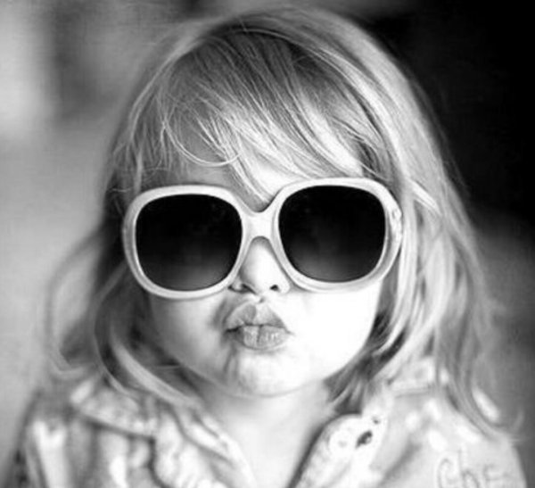 Маленькая девочка в очках смешная