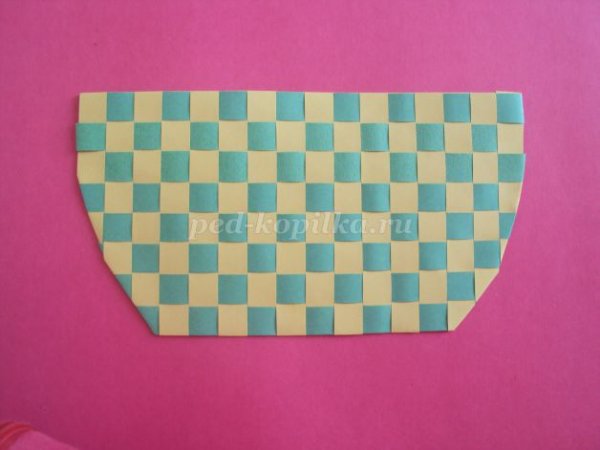 Плетеная корзина из цветной бумаги