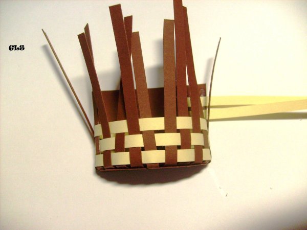 Корзина из бумажных полосок