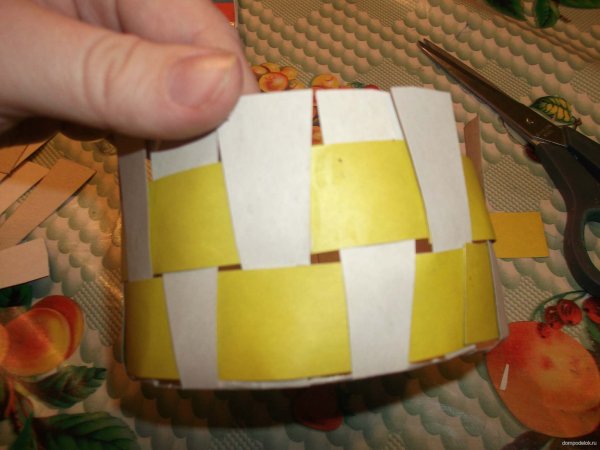 Корзинка из бумажных полосок