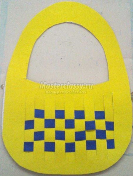 Плетеная корзина из цветной бумаги