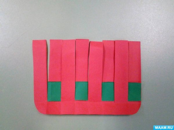 Плетеная корзина из цветной бумаги