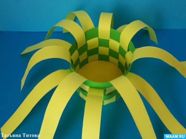 Плетеная корзинка из цветной бумаги