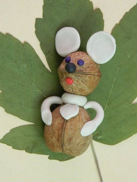 Поделка из скоро лупы грецкого ореха