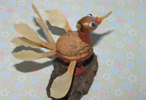 Птица из шишек и желудей