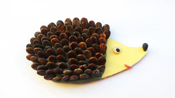 Поделка из шишки и пластилина для детей