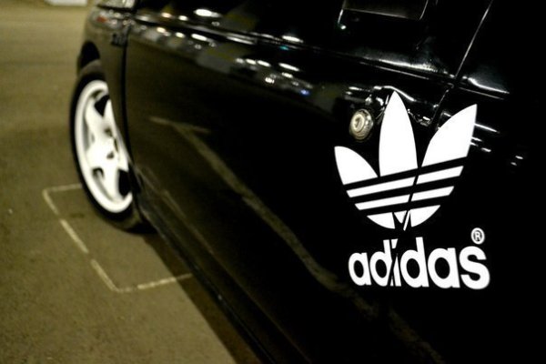 Наклейка адидас на машину