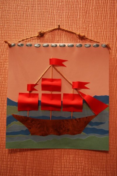 Кораблик из цветной бумаги