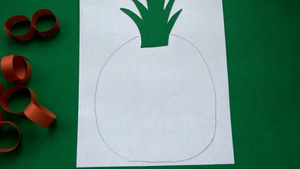 Аппликация из полосок цветной бумаги ананас