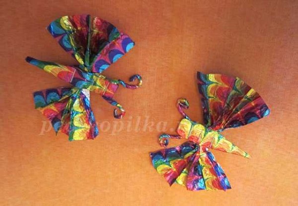 Бабочки из фантиков в детском саду