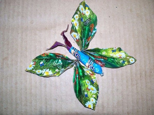 Бабочка из фантиков