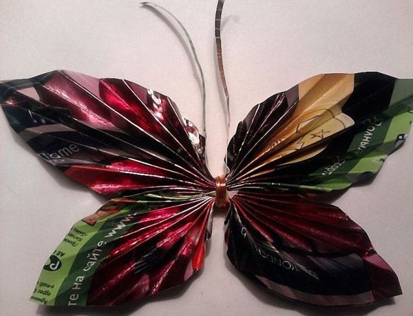 Поделка бабочки из конфетных фантиков