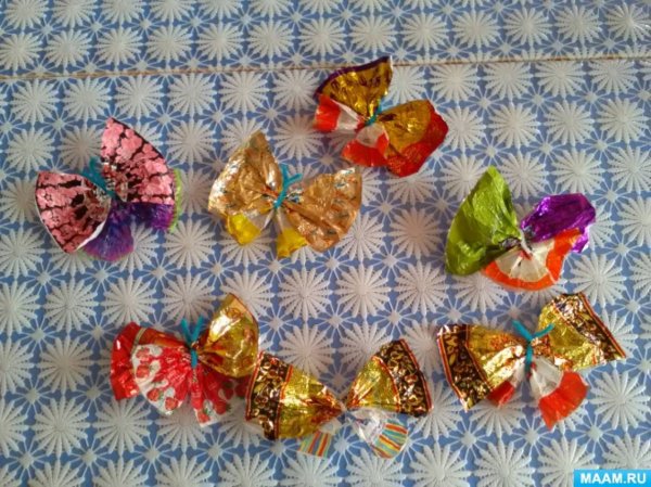 Бабочка из фантиков от конфет