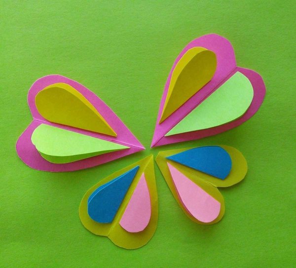 Бабочка из цветной бумаги