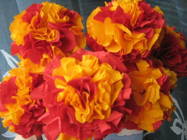 Чернобривец из гофрированной бумаги