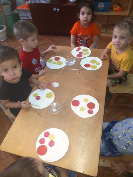 Большие и маленькие яблоки во второй младшей группе