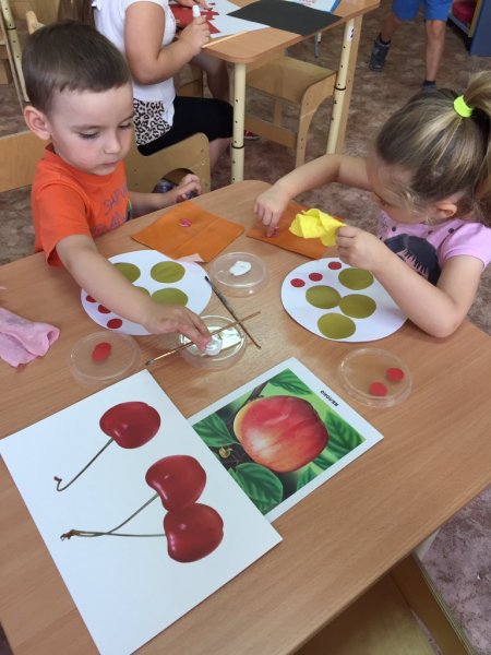 Аппликация в младшей группе ягоды и яблоки на блюдечке