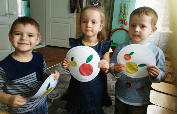 Яблоки на тарелке аппликация в младшей группе