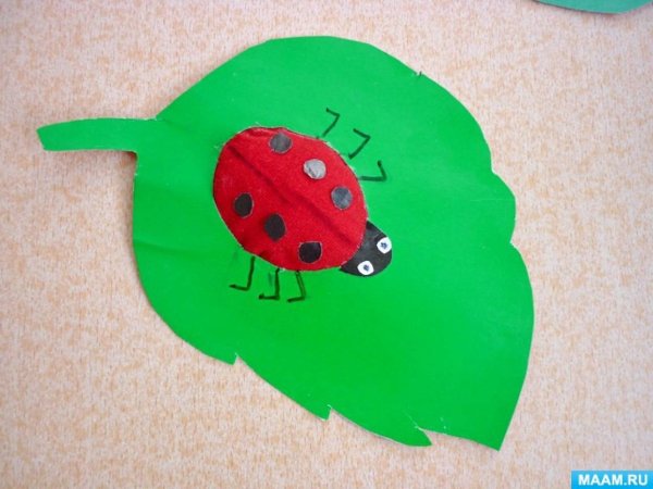 Поделка из бумаги Божья коровка на листочке