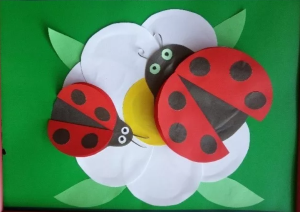 Поделка Божья коровка из цветной бумаги и картона