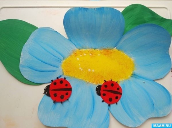 Божья коровка на ромашке поделка