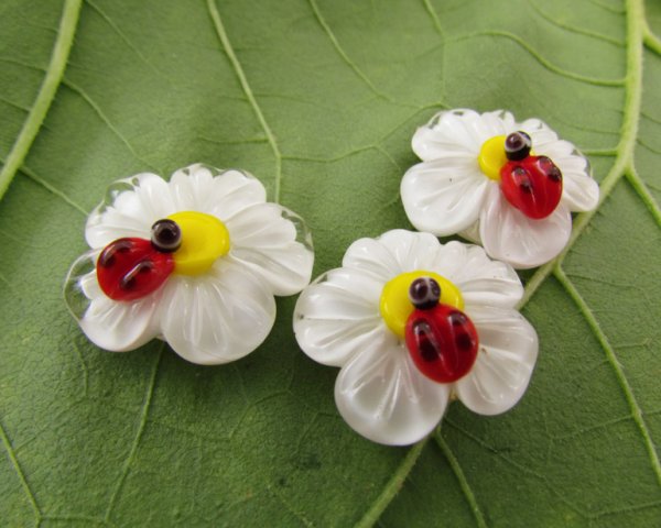 Божья коровка из пластиковых ложек