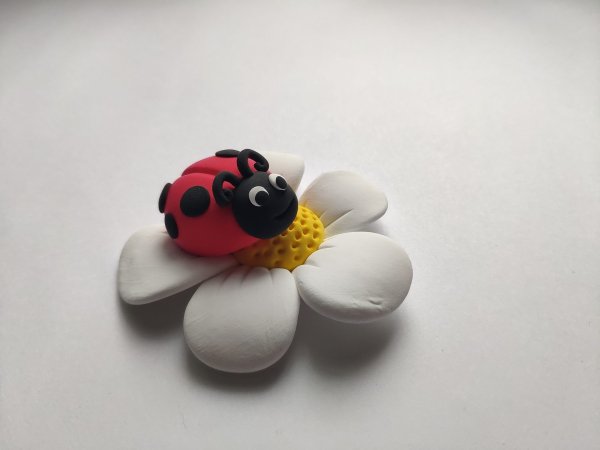 Божья коровка из легкого пластилина