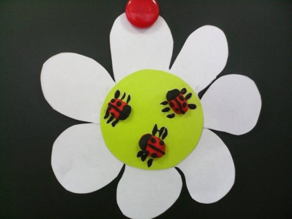 Божья коровка из ватного диска