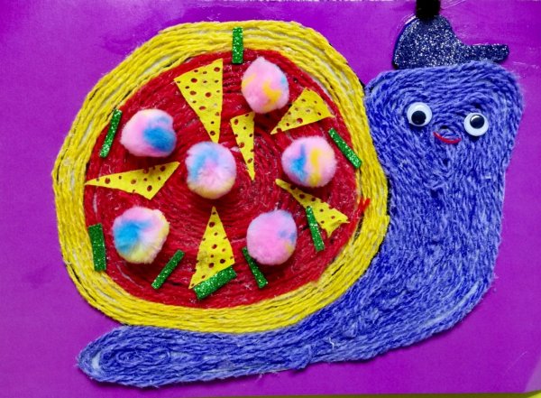 Улитка из пластилина на картоне