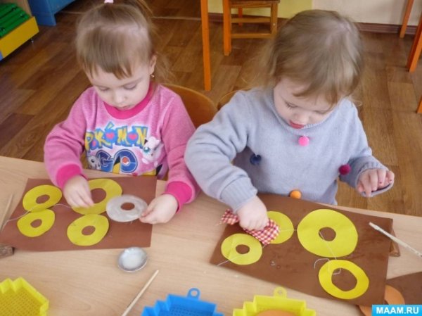 Лепка баранки младшая группа