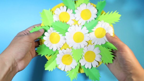 Аппликация ромашки из цветной бумаги