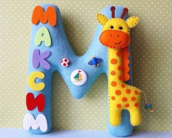 Буквы с игрушками из фетра