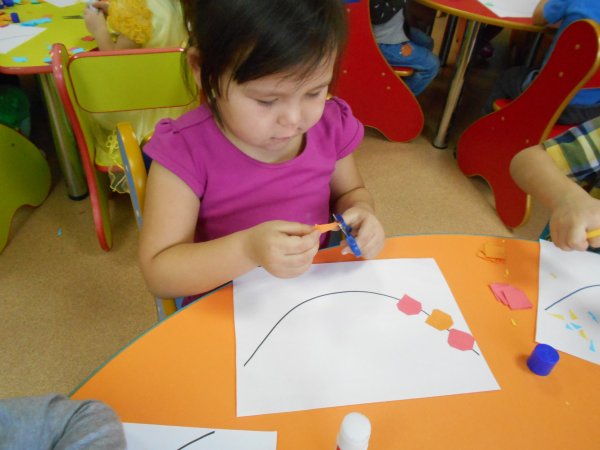 Бусы для мамы средняя группа